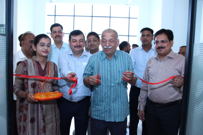झाँसी की रानी की मृत्यु व नाना साहब की गिरफ़्तारी समेत अन्य दस्तावेजों के दर्शन कराए गए