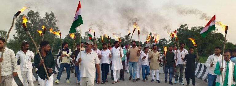 महुआ डाबर महोत्सव में गूंजा शहीदों का स्मरण, मशाल यात्रा से क्रांतिवीरों को दी श्रद्धांजलि
